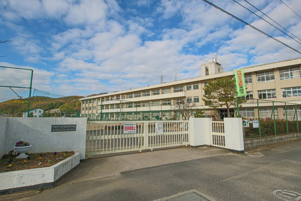 小学校　岡山市立浮田小学校（小学校）まで1069m