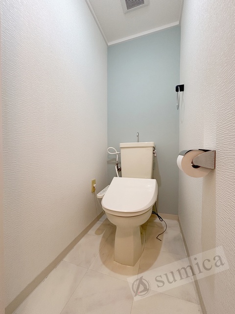 トイレ　人気アイテムの温水洗浄便座。清潔感のあるトイレです。