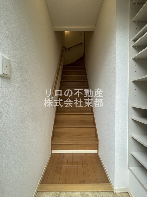 玄関　階段があるので玄関から直接お部屋を見られる心配がありません。