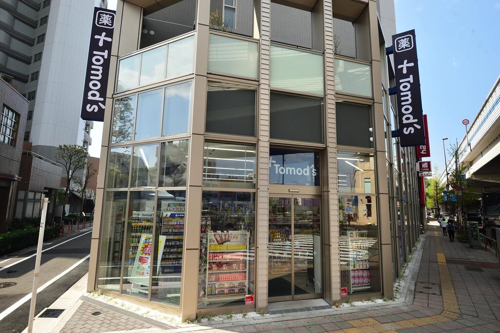 ドラックストア　トモズ上馬店（ドラッグストア）まで409m