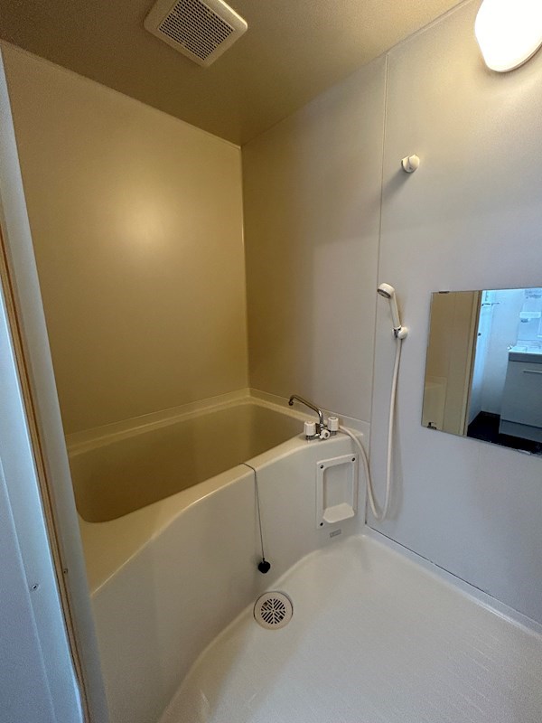 バス・シャワールーム　※同建物の別のお部屋の写真です。