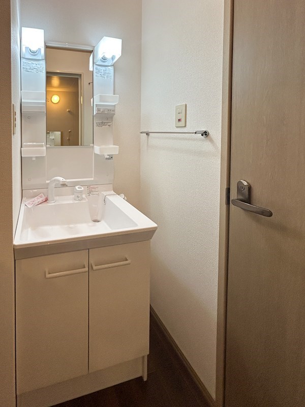 洗面設備　※同建物の別のお部屋の写真です。