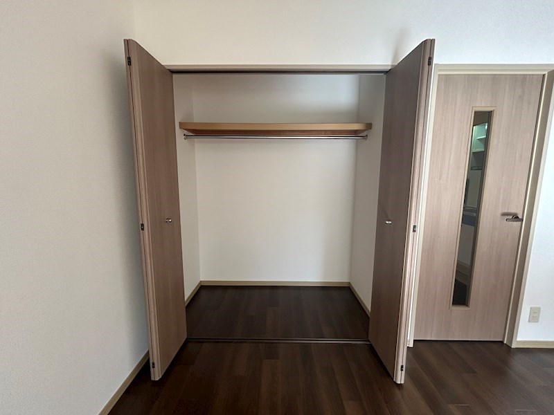 収納　※同建物の別のお部屋の写真です。