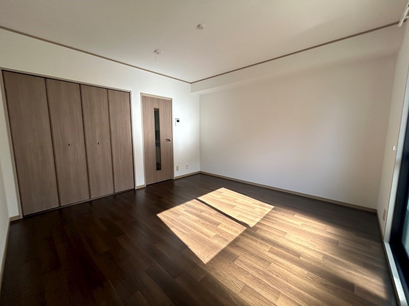 居室・リビング　※同建物の別のお部屋の写真です。