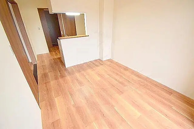 居室・リビング　※同建物の別のお部屋の写真です。