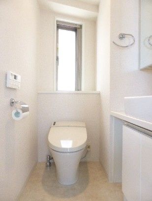 トイレ　落ち着いた色調のトイレです