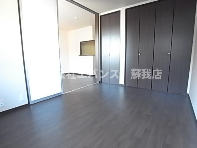 その他部屋・スペース　開放的な寝室です