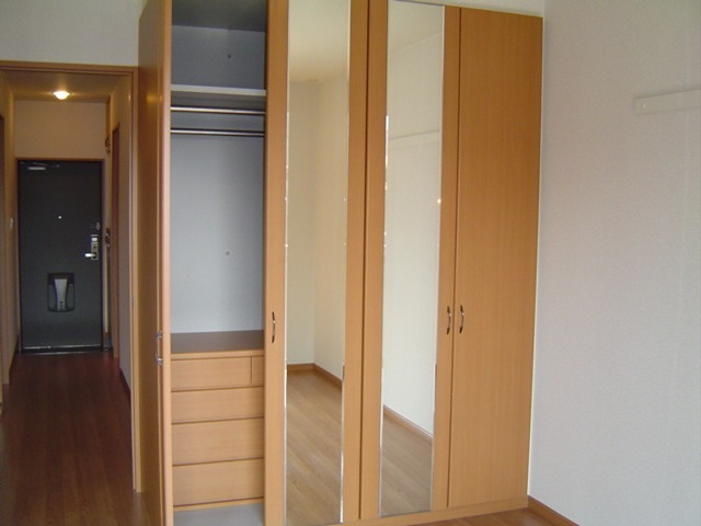 収納　鏡付のクローゼット完備しております。