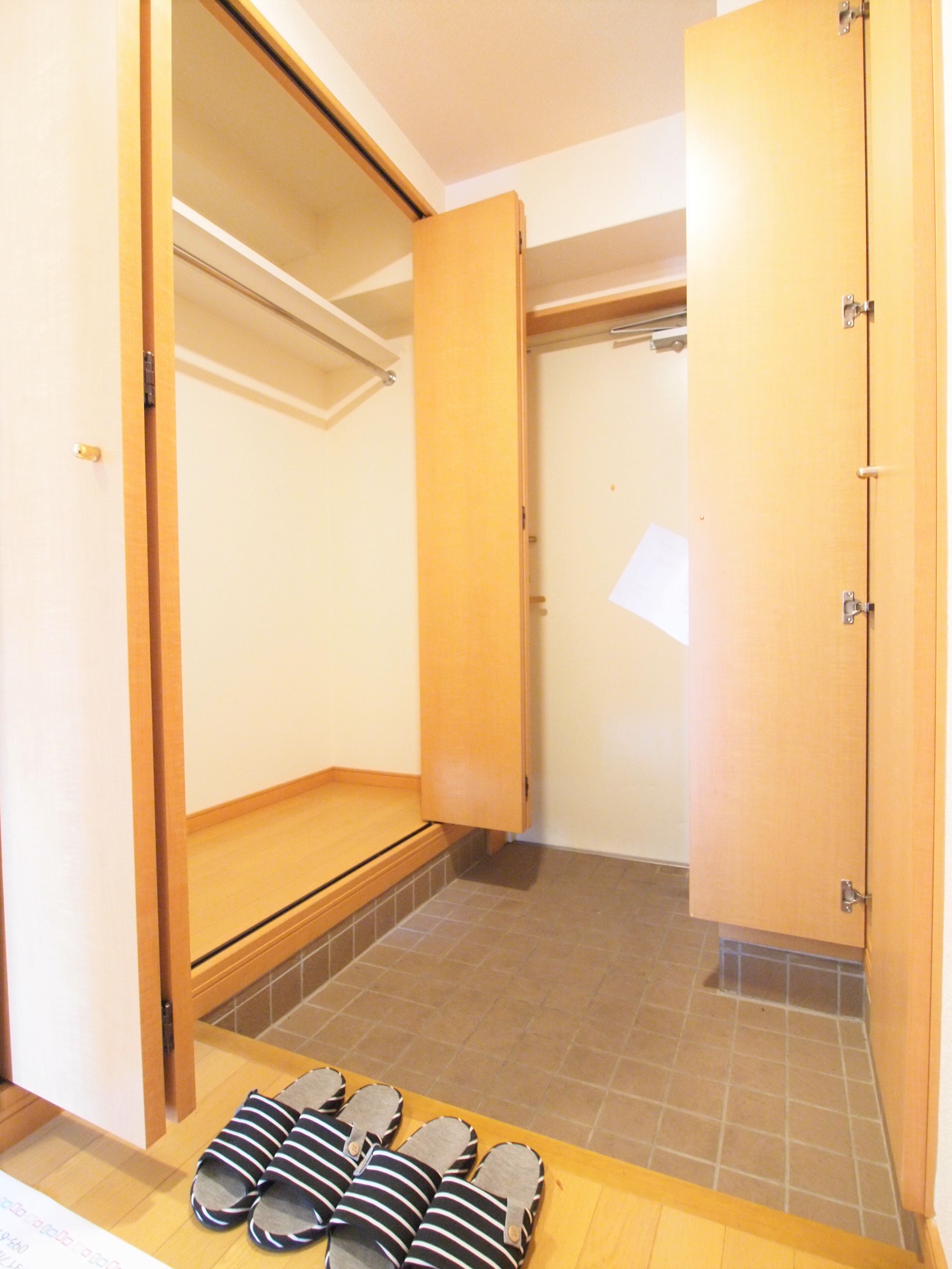 ニューシティアパートメンツ南小倉IIの玄関写真