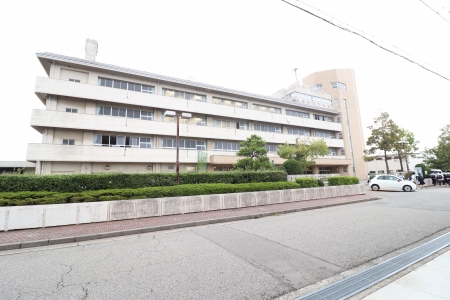 中学校　金沢市立港中学校（中学校）まで595m