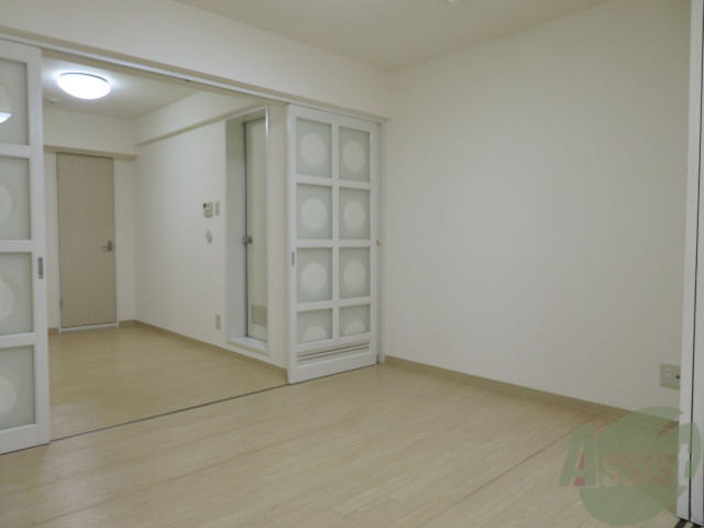 その他部屋・スペース　寝室は隣です。部屋が続いているので開放的です