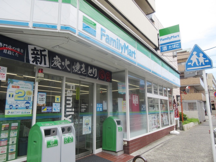コンビニ　ファミリーマート（コンビニ）まで134m