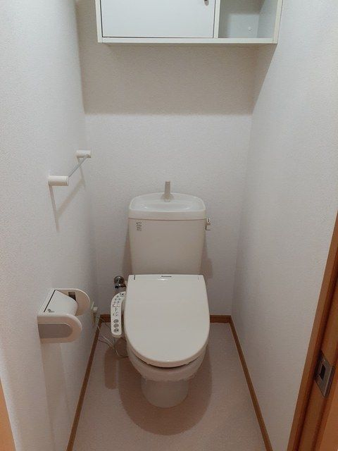 小田急小田原線 本厚木駅 バス乗車時間：16分 最寄りバス停で下車 徒歩3分 3階建 築19年のトイレ写真
