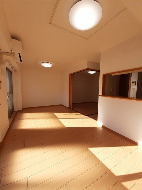 小田急小田原線 本厚木駅 バス乗車時間：16分 最寄りバス停で下車 徒歩3分 3階建 築19年の居間写真