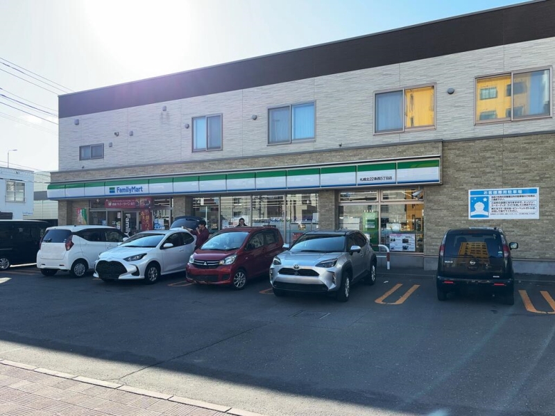 コンビニ　ファミリーマート札幌北22条西5丁目店（コンビニ）まで183m