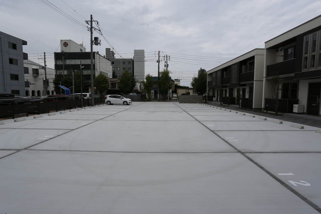 建物外観　駐車場