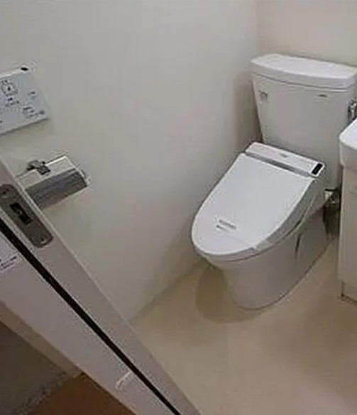 都営大江戸線 牛込柳町駅 徒歩4分 4階建 築24年のトイレ写真