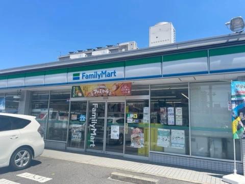 コンビニ　ファミリーマート 中丸町二丁目店（コンビニ）まで557m