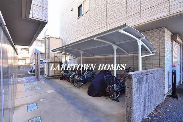 その他共有部分　敷地内に屋根付きの駐輪場があります。