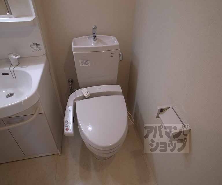 トイレ　ウォシュレット機能搭載のトイレです。