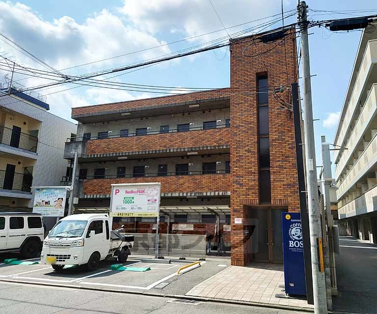 京都市右京区西院西三蔵町のマンションの建物外観