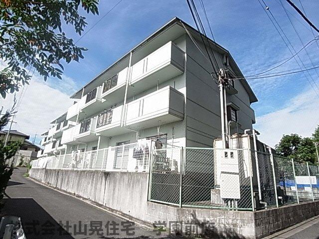奈良市富雄川西のマンションの建物外観