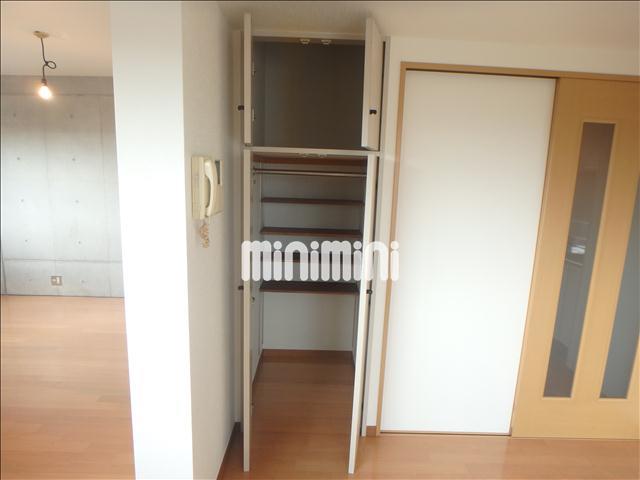 収納　ハンガーパイプついてます。