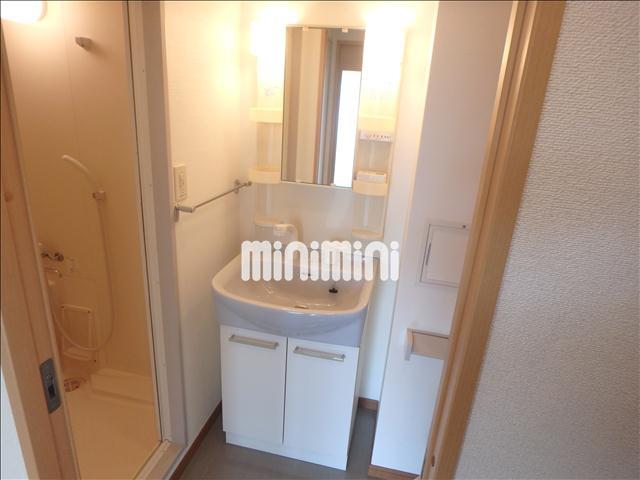 洗面設備　清潔感のある洗面台です。