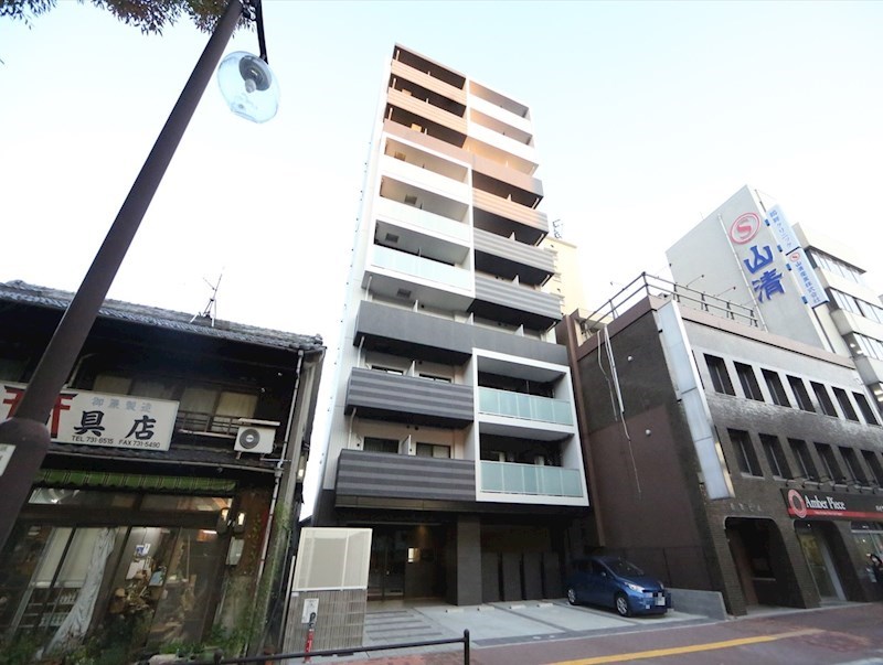 名古屋市昭和区鶴舞のマンションの建物外観