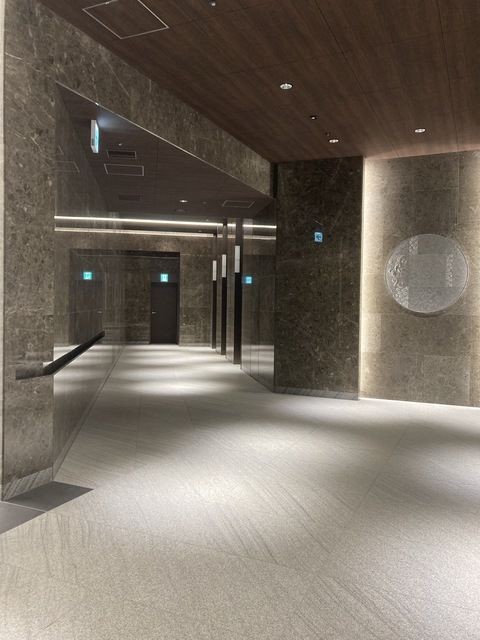 【横浜市神奈川区鶴屋町のマンションのエントランス】