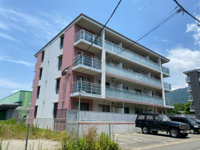糟屋郡須惠町大字新原のマンションの建物外観