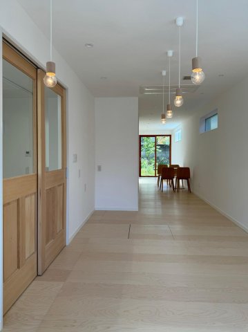 その他　南側庭園を望める店舗は内装 照明完成済です