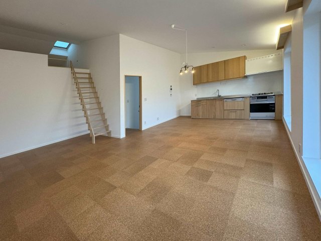 居室・リビング　2FLDK2は南側庭園に面してバルコニーあり、勾配天井吹抜