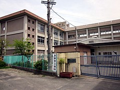 【ロイヤルメゾンマエダの小学校】