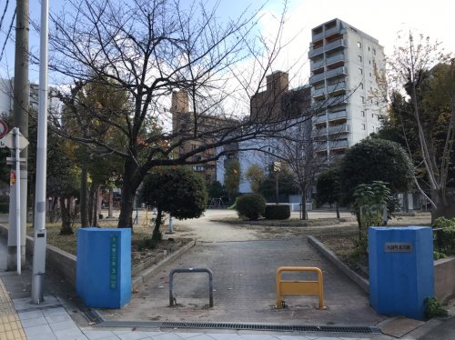 【大阪市浪速区日本橋のマンションの公園】