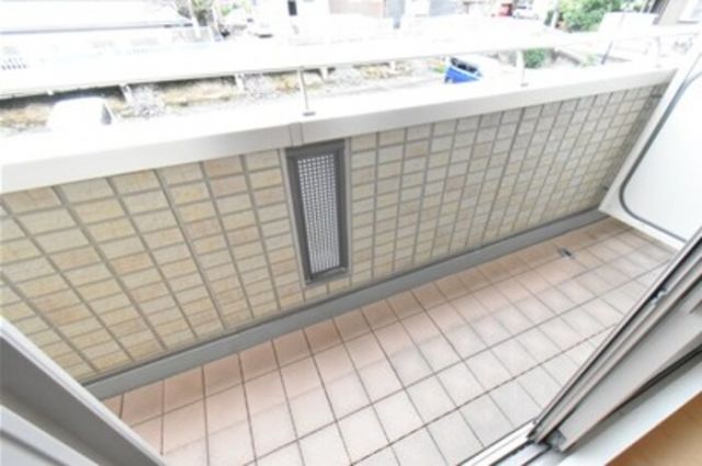 【小田原市清水新田のアパートのバルコニー】