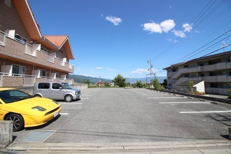 【アルバロッソの駐車場】