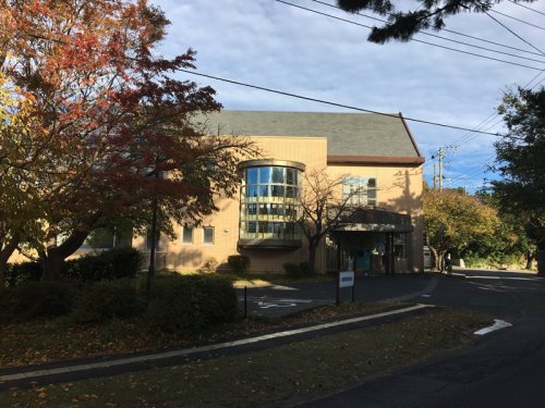 図書館　東伊豆町立図書館　9:30 18:00火曜祝日休館（図書館）まで906m