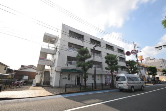 建物外観　★駅からまっすぐ直進★