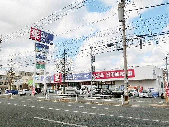 ドラックストア　サンキュードラッグ富野店（ドラッグストア）まで800m