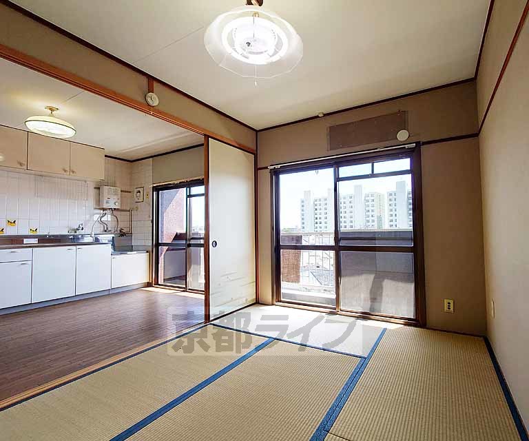 居室・リビング　清潔感のある室内です。