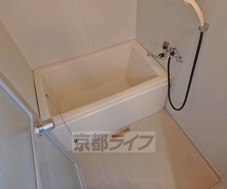 バス・シャワールーム　バスルームです