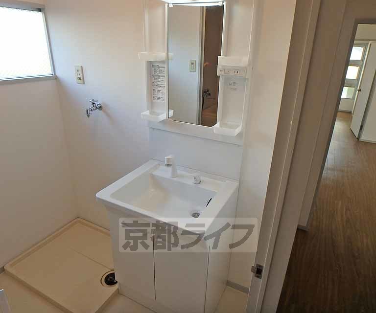 洗面設備　きれいな洗面台です