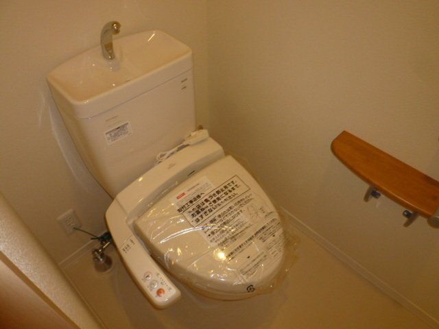 トイレ　暖房洗浄消臭機能付きです