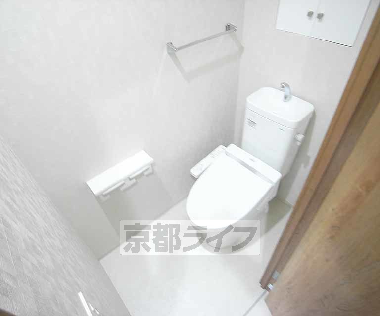 トイレ　トイレスペース。正面のクロスがポイントです