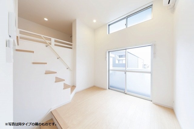 居室・リビング　※写真は同シリーズ類似物件を含む為現況優先とさせて頂きます