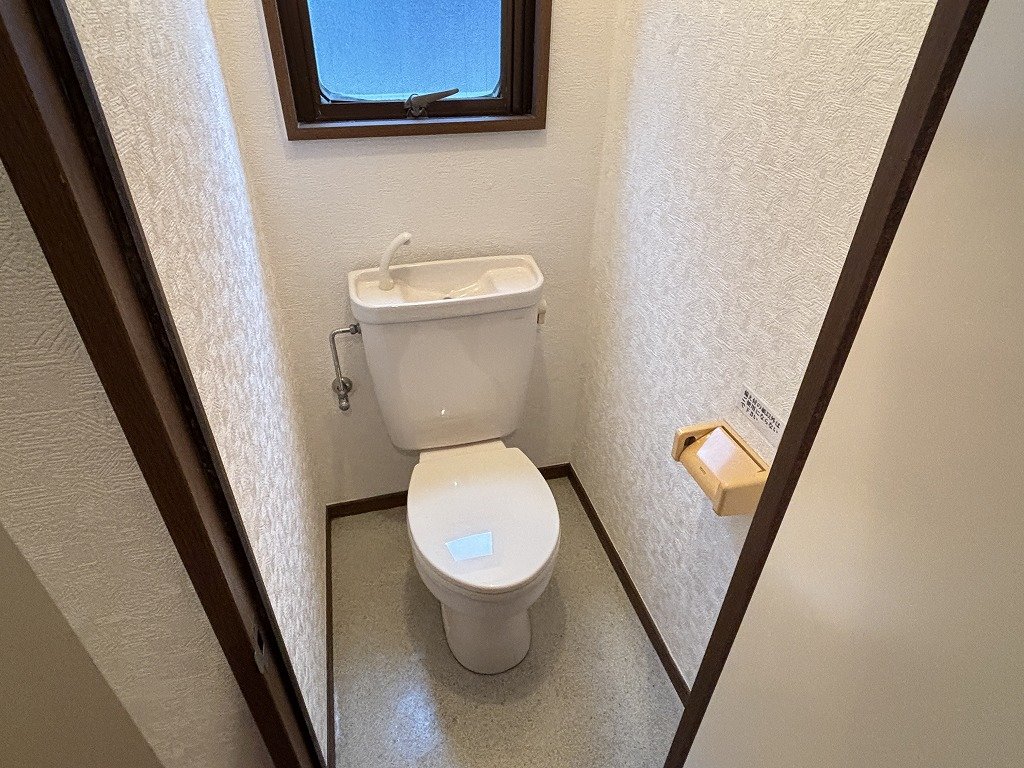 トイレ　トイレ内にも換気窓あり
