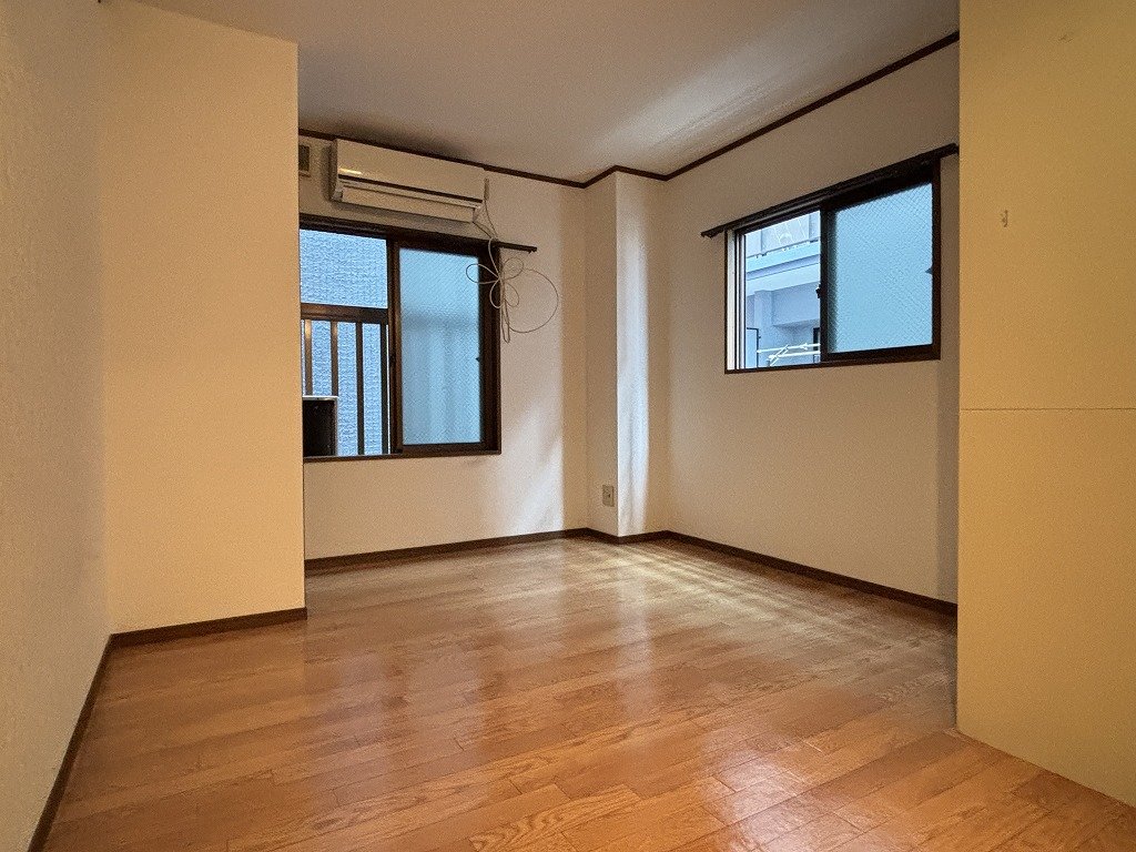 居室・リビング　角部屋・開口部各所あり。風通し良いです。