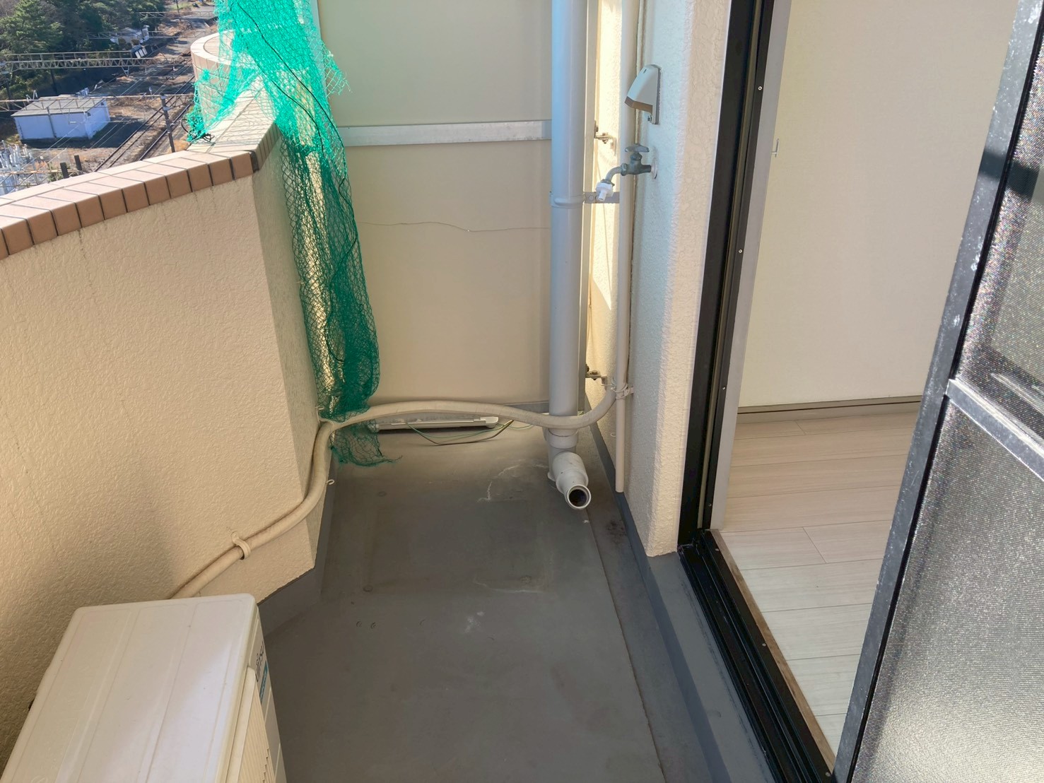 バルコニー　写真は前入居者の入居前の写真です。