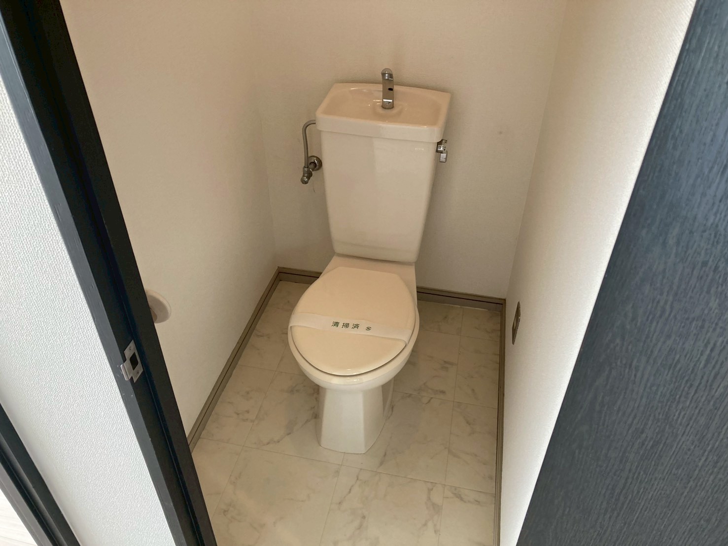 トイレ　写真は前入居者の入居前の写真です。